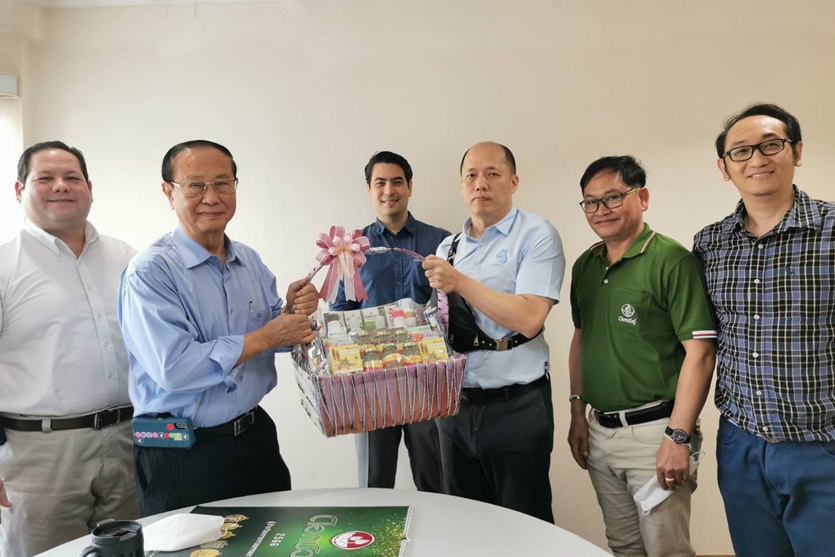 Bundit Leelertpan, Managing Director of Twin Lotus Co., Ltd. Happy New Year to the distributor in Cambodia.