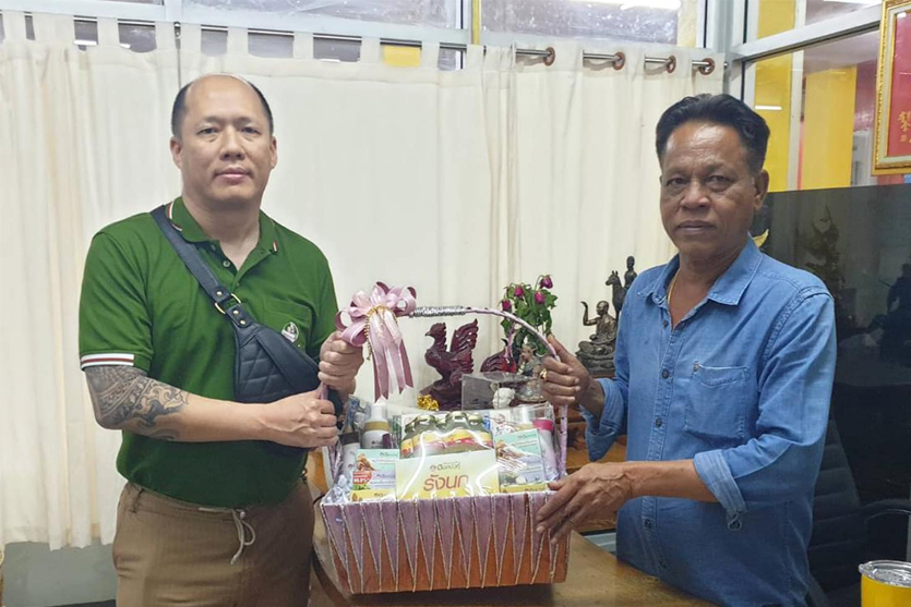 Bundit Leelertpan, Managing Director of Dok Bua Ko Co., Ltd. greeted Happy New Year to the management of Jum Jim Plaza (Jum Jim Plaza), Ranong province this morning.