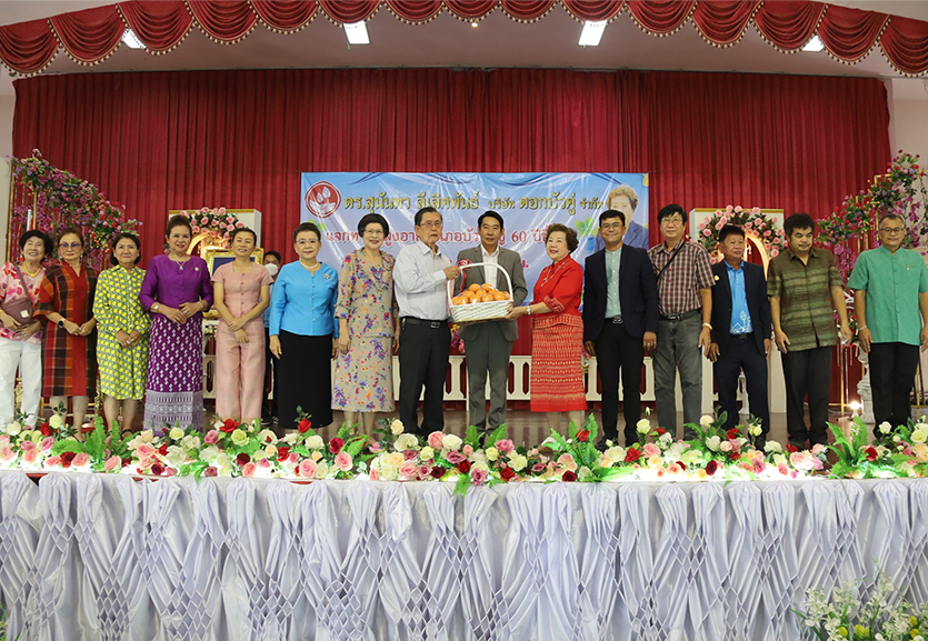 Giving alms to the elderly at Wanitchwittaya School.